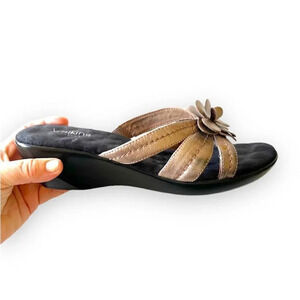 Walking Cradles Bronze Leather Wedge Sandal Size 8.5B Flower Motif‎ Comfort Shoe